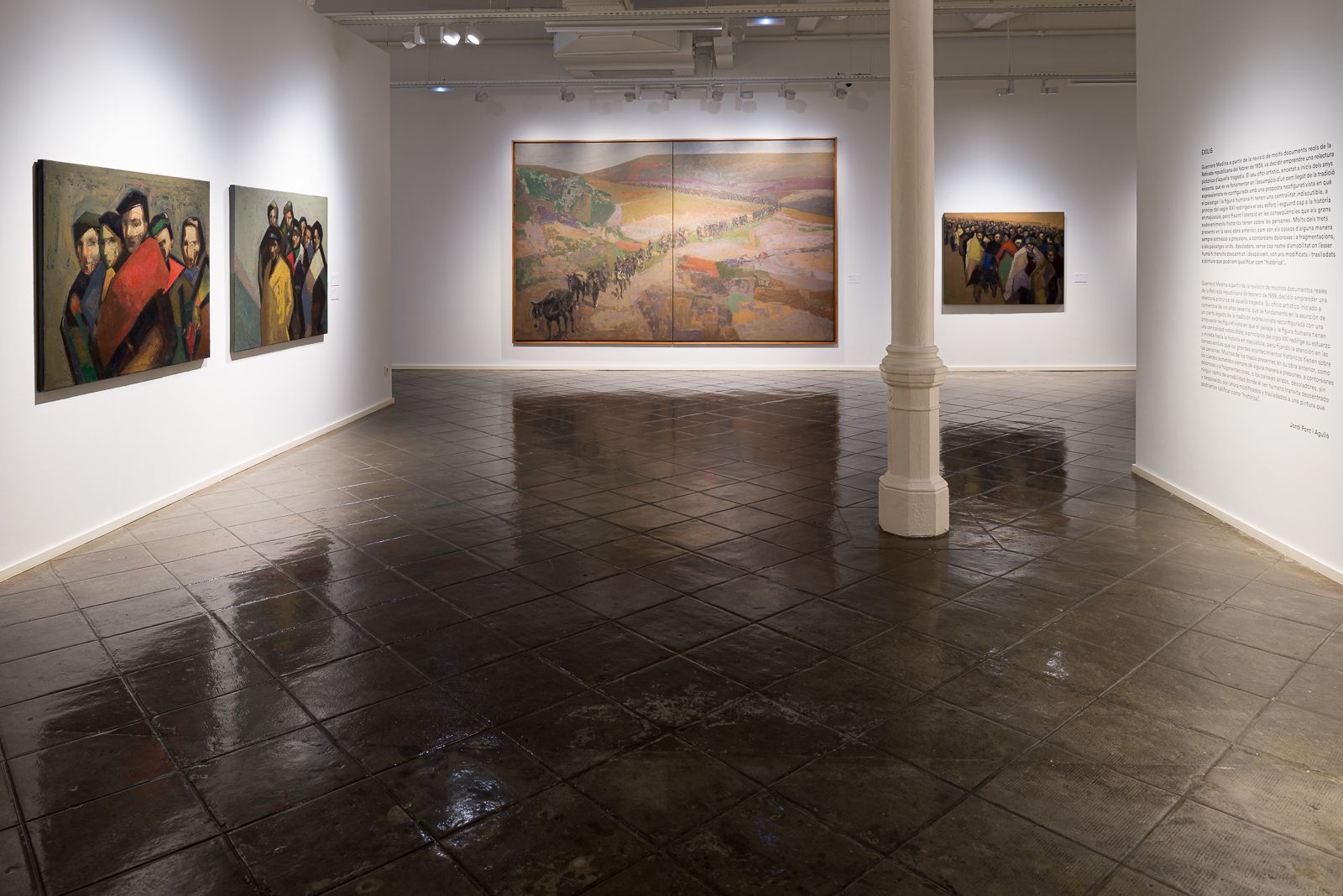 Galería de arte con pinturas de Guerrero Medina, con retratos de grupo a la izquierda y una gran pintura de paisaje en el centro.