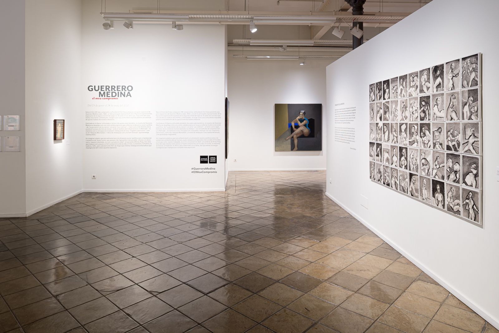Exposición de arte con obras de Guerrero Medina, con pinturas y un collage de bocetos en blanco y negro.